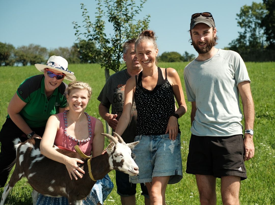 Fotoshooting am Loidholdhof. Von links nach rechts: Corina, Lisa mit Ziege, Christian, Beate, Christof